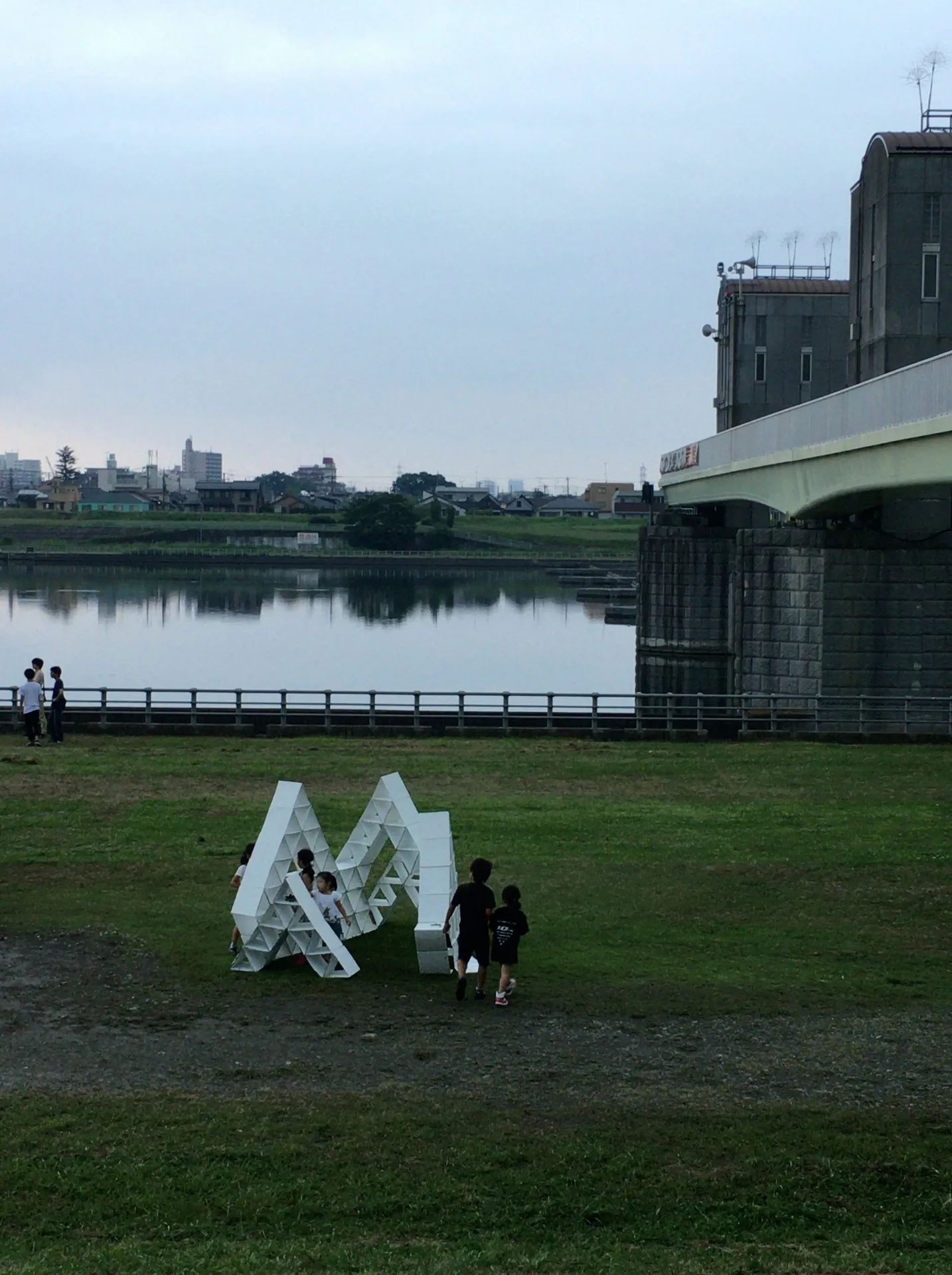 2017　Re-サンカク　廃材となった段ボールをリユースした１日限りのディスプレイ兼遊具