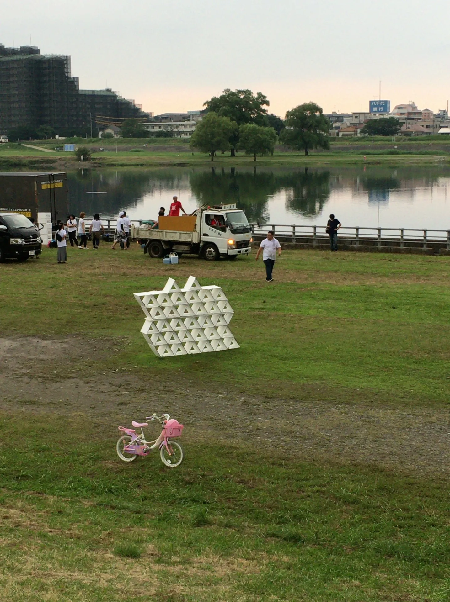 2017　Re-サンカク　廃材となった段ボールをリユースした１日限りのディスプレイ兼遊具