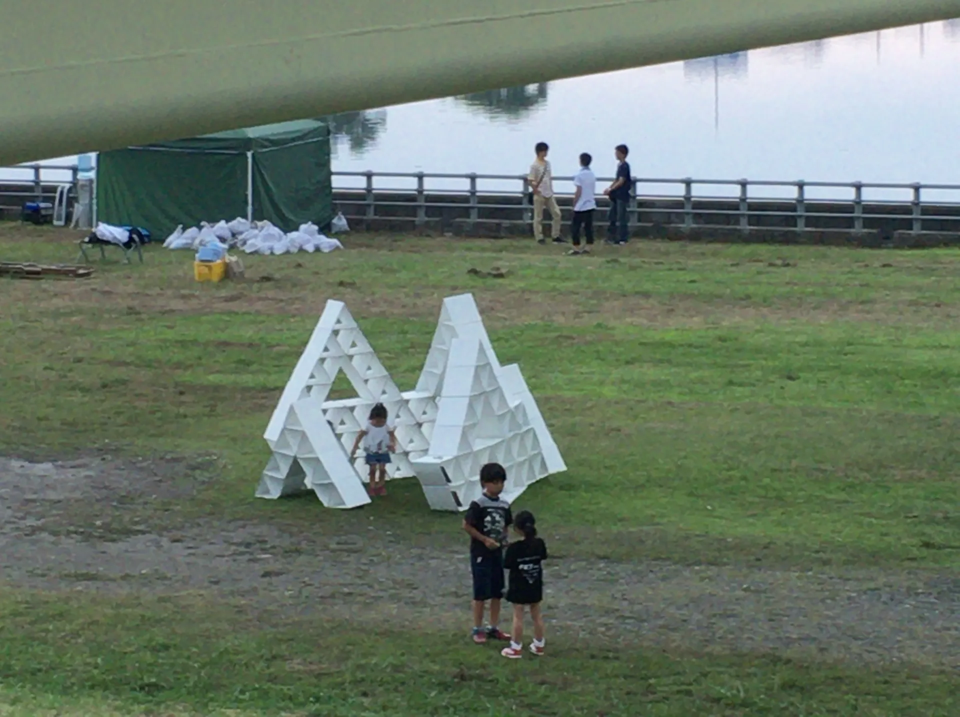 2017　Re-サンカク　廃材となった段ボールをリユースした１日限りのディスプレイ兼遊具